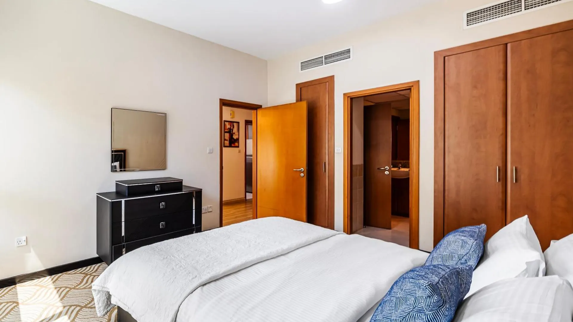 Apartment Classy 1 Bedroom In The Greens Courtyard View Dubai